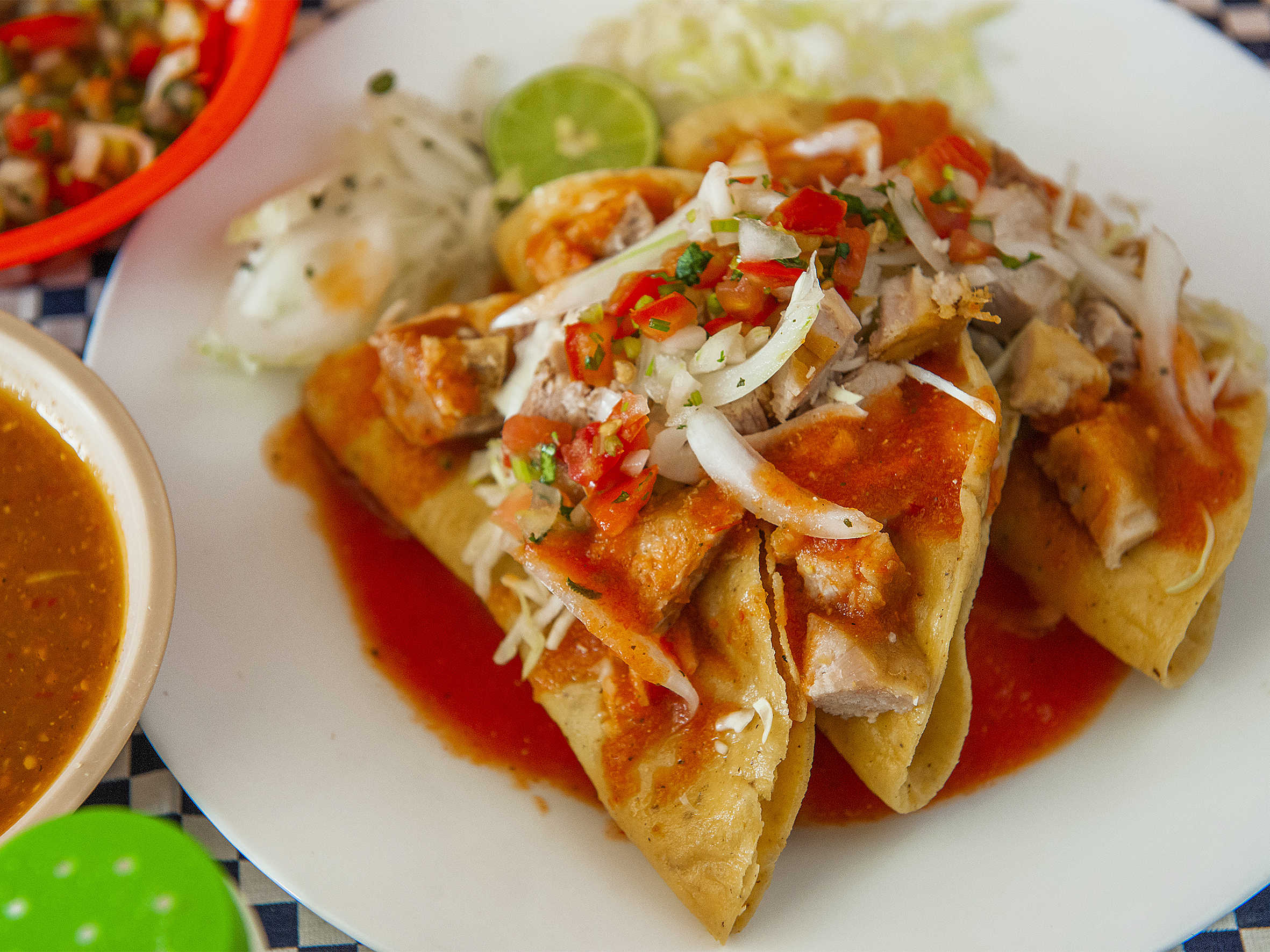 Taco Dorado con Carnitas