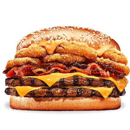 O delicioso Mega Stacker 2.0 na versão rodeio. Pão fofinho com gergelim, onion rings crocantes, 3 fatias de bacon, molho barbecue, 2 hambúrgueres suculentos 100% bovinos grelhados no fogo como churrasco, fatias de queijo cheddar e nosso exclusivo molho Stacker.