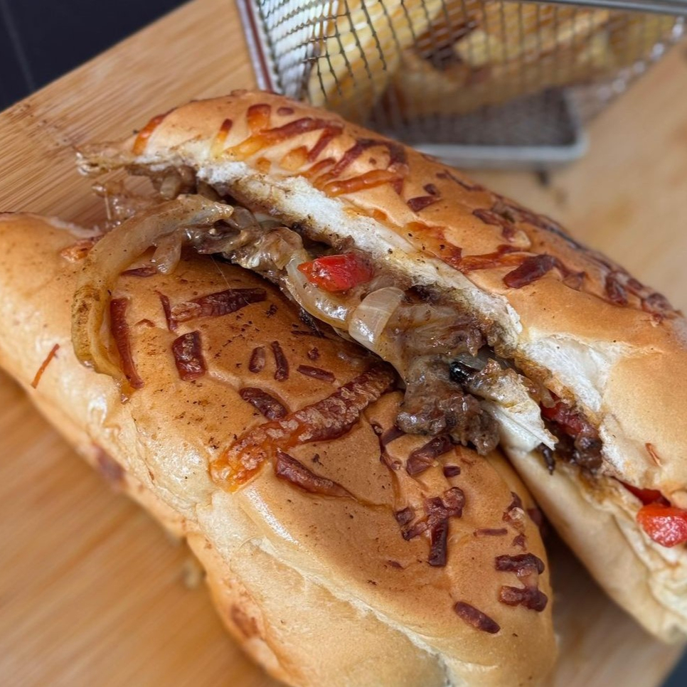 pao baguete,carne bovina, cebola, pimentao, maionese, shoyu ,mussarela e batata frita separada