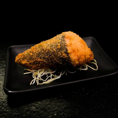 Arroz temperado, pele de salmão grelhada e cream cheese… tudo empanado, frito e afinado no volume máximo do sabor! 🎸🔥