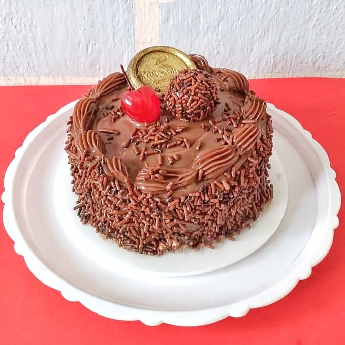 Um bolinho perfeito para pequenas comemorações ou até mesmo para presentear alguém querido. Com uma massa úmida e fofa de chocolate e um delicioso recheio de brigadeiro tradicional. Decorado com granulados, Brigadeiro tradicional e Cereja. Aprx 500g serve de 2 a 3 fatias. Atenção: para uma maior segurança no transporte os bolos vão enrolados com acetato para diminuir os riscos de chegarem quebrados. Há risco do bolo deslizar no transporte de moto pelo Ifood, dependendo da distância e do percurso do entregador. Em caso de dúvidas, entrar em contato.