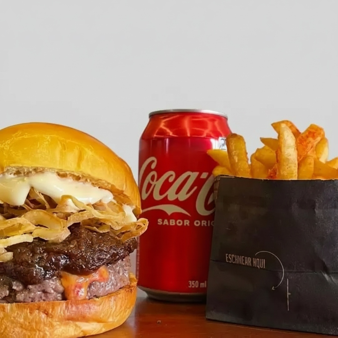 Pão brioche, blend 160g, queijo reino, geleia de bacon, cebola crispy e maionese de alho + Batata Frita + Refrigerante 350ml