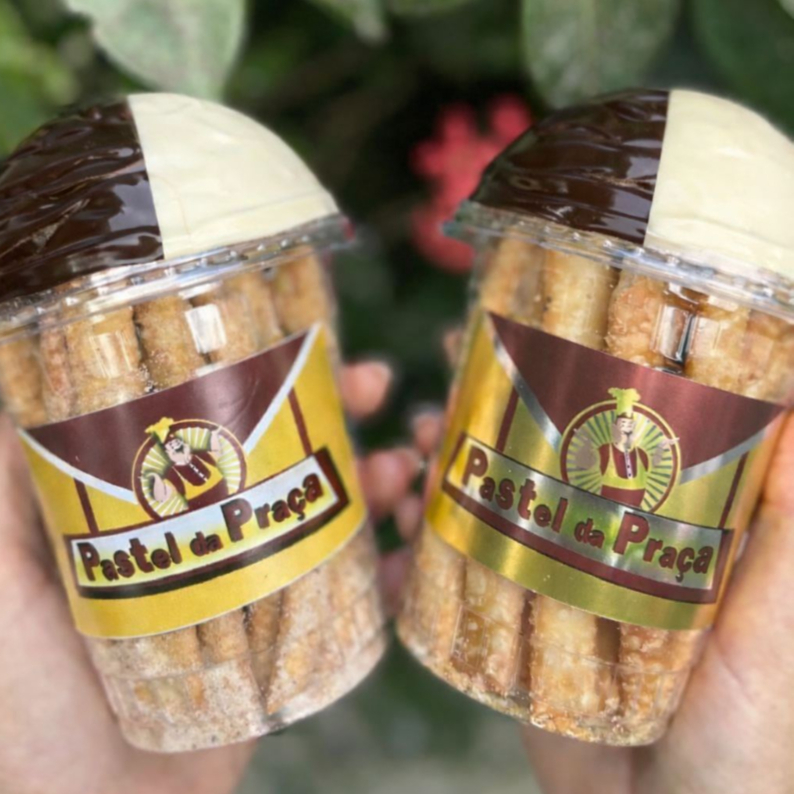 Tirinhas de massa de pastel crocante e na tampa chocolate ao leite e chocolate branco