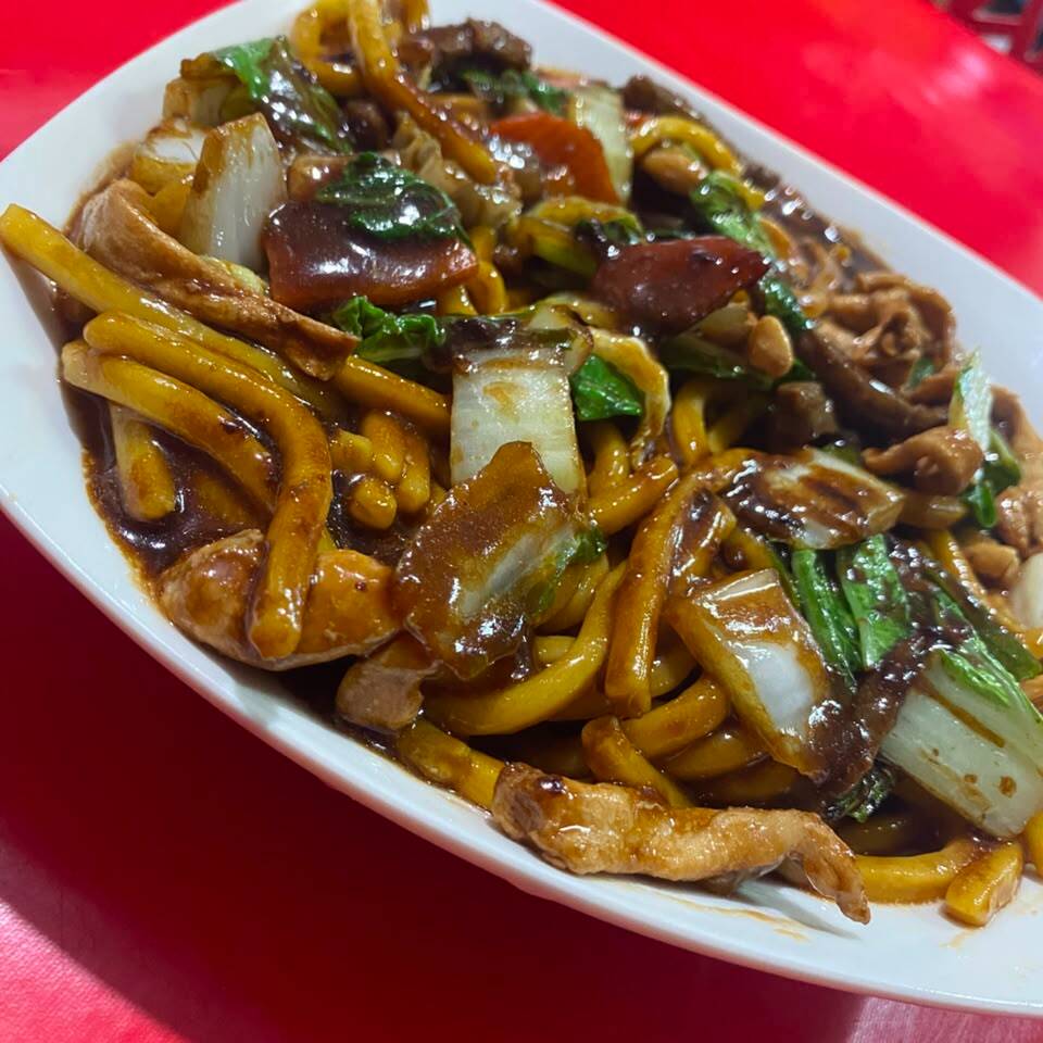 Macarrão, carne, frango, legumes, ao molho shoyu. Aproximadamente 600g.