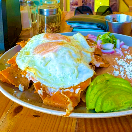 Chilaquiles Rojos o Verdes con Huevo