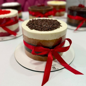 Deliciosa massa amanteigada com recheio de mousse de ninho e brigadeiro. Aprox. 1kg