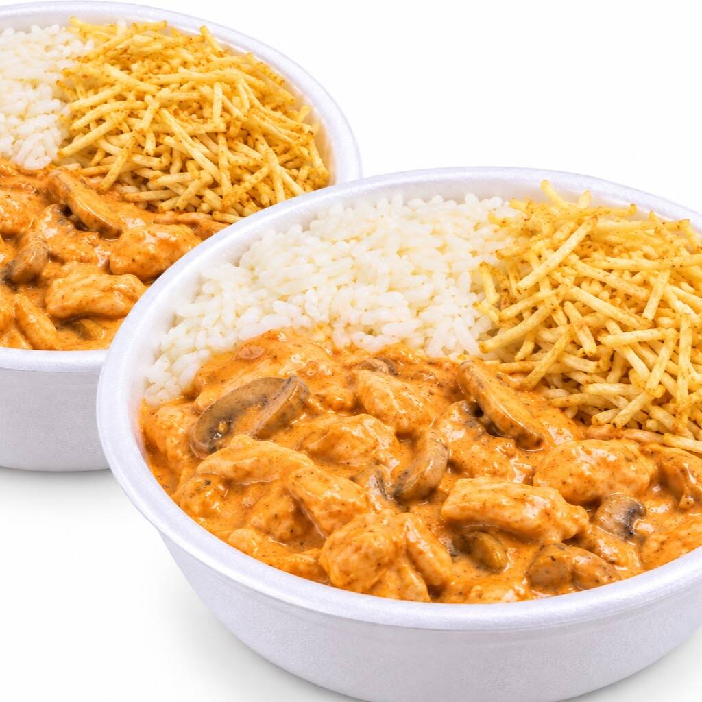 Duas deliciosas marmitas de strogonoff cremoso, acompanhadas de arroz soltinho e batata palha crocante, para matar a fome de verdade!