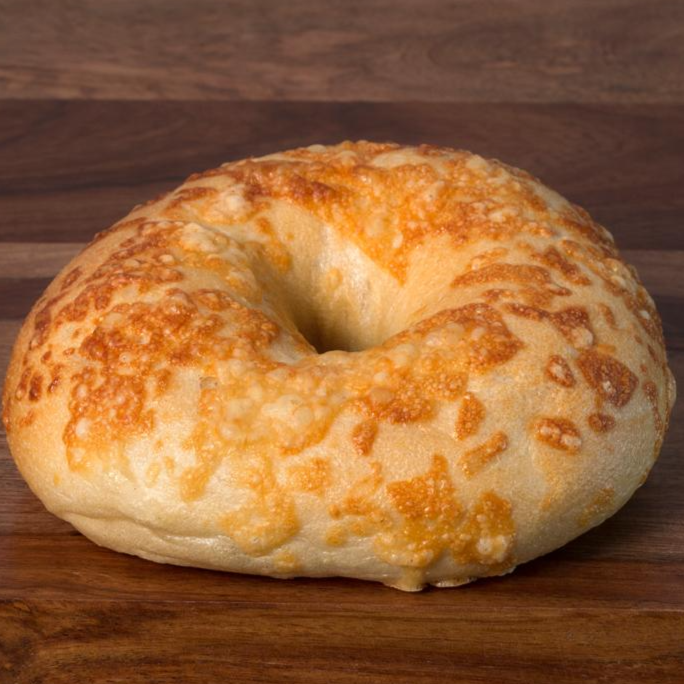 Bagel Parmesano con Jamón y Queso Crema