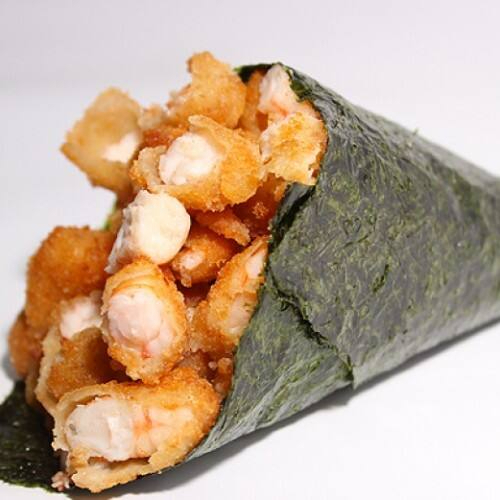 2 Temakis - Camarão empanado crocante, arroz japonês bem temperado e cream cheese cremoso, tudo envolto em nori crocante + Cola Cola 350ml.