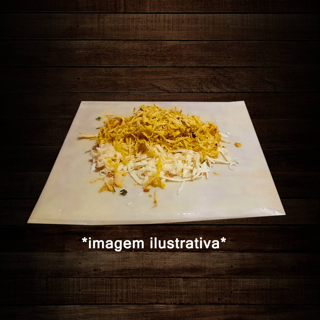 Pastel de Frango com Queijo: Uma obra-prima culinária dos nossos 'Pastéis da Casa'. Este pastel é recheado com um frango desfiado incrivelmente macio e suculento, meticulosamente temperado com cheiro-verde e coentro, exaltando seu sabor autêntico e único. O queijo mussarela de alta qualidade, derretendo e se misturando ao frango, agrega uma textura cremosa e saborosa. Uma combinação perfeita.