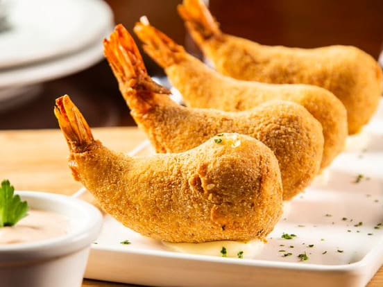 04 camarões empanados, recheados com queijo Catupiry. Tamanho do camarão nesse prato: 30g