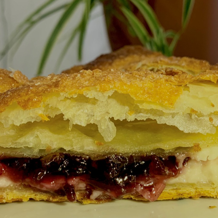 Hojaldre Queso Crema con Zarzamora