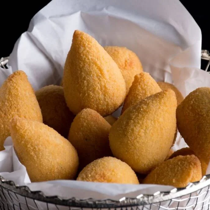 Coxinhas de frango fritas na hora e empanadas em farinha panko! Embalagem com 10 unidades tamanho festa.