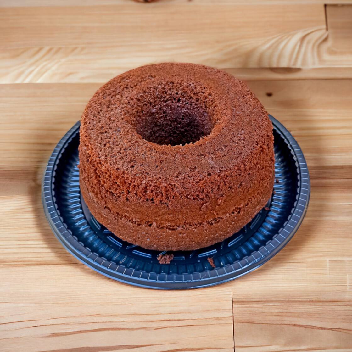 Bolo de chocolate simples, macio e fofinho, feito com ingredientes selecionados. Sem cobertura, é ideal para o café ou lanche do dia a dia e perfeito para qualquer momento. Peso aproximado: 400g.