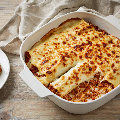 Massa verde, frango desfiado, molho à bolonhesa, molho branco e mussarela.