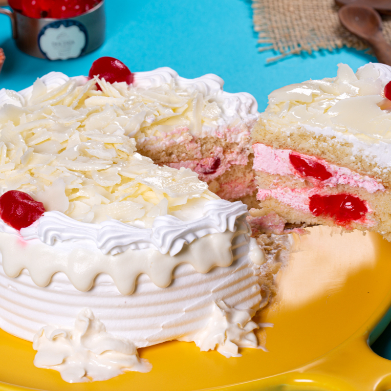 Delicioso pão de ló de chocolate branco, recheado com chantilly cremoso e cerejas picadas, decorado com raspas de chocolate branco e cerejas. Peso: 500 gramas. Serve de 4 a 6 pessoas.