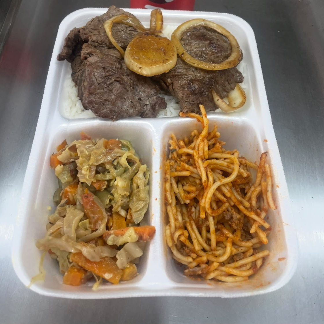 Bife Acebolado. Arroz, Feijão + 2 a 3 Guarnições do Dia. Temos Tamanhos Tamanhos Maiores na Próxima Etapa.