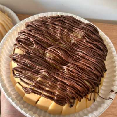 Massa branca com recheio cremoso de ninho e creme de avelã