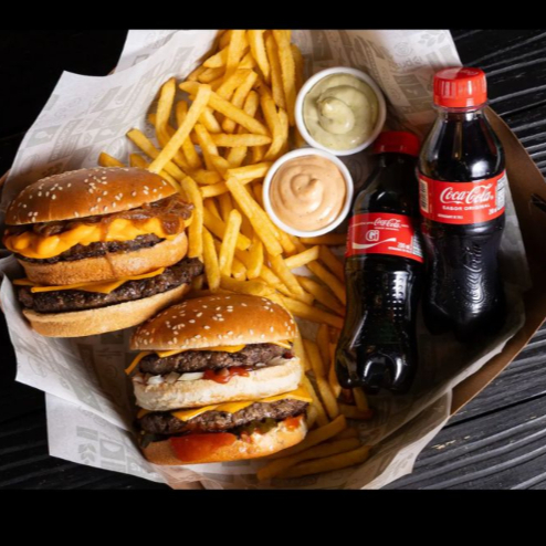 Combo especial para duas pessoas com 2 burgers deliciosos feitos na hora. Acompanhado de porção de batata frita, molhos especiais e refrigerante pet. Combinação indicada para 02 pessoas. Neste combo o lanche acompanha ; Pão Brioche, 2x Carnes de 70 gramas Smash, Molho Rose e salada, Picles e Cebola picada