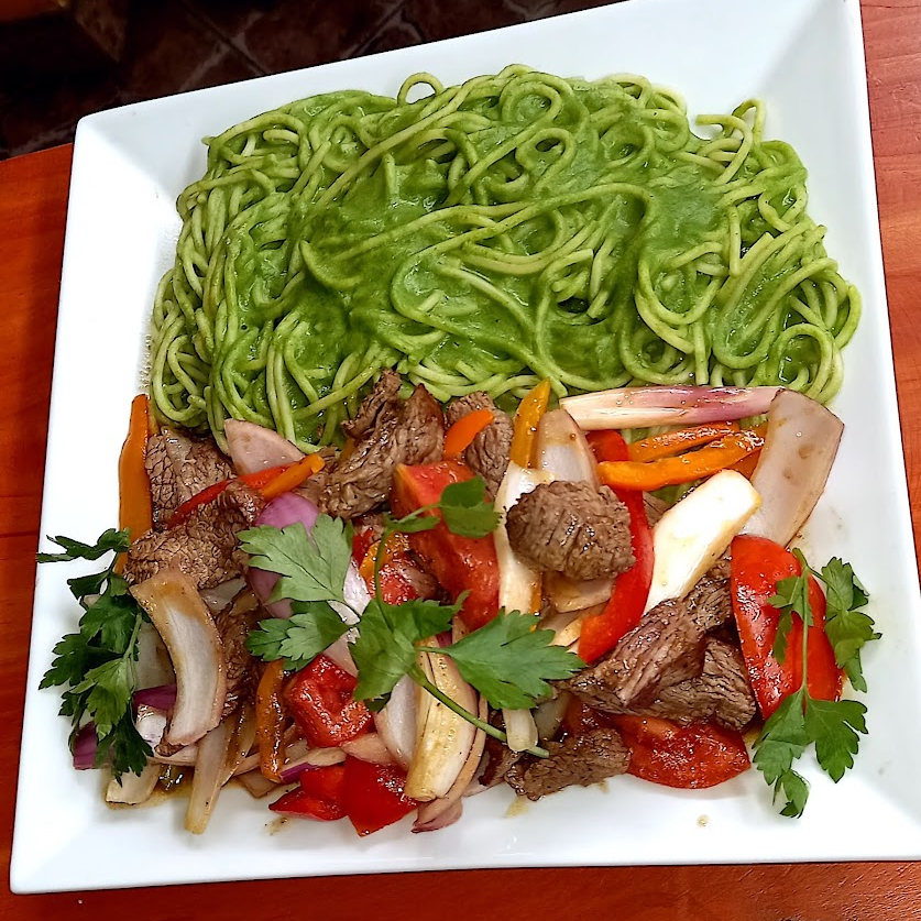 Tallarín Verde con Lomo Saltado