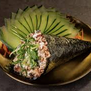 Cone de alga recheado com arroz, pele de salmão crocante, cream cheese e cebolinha, finalizado com molho tarê. Crocância e sabor intensos em cada mordida!