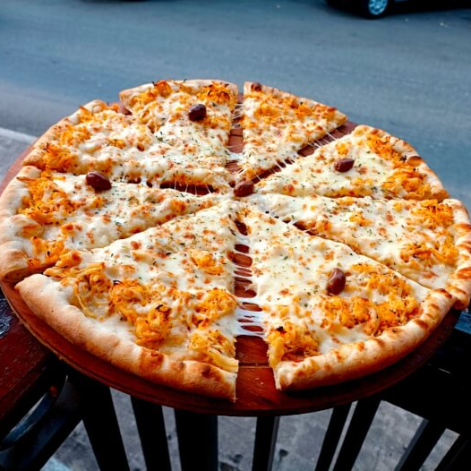 Molho de tomate caseiro, delicioso filé de frango desfiado coberto com mozarela.