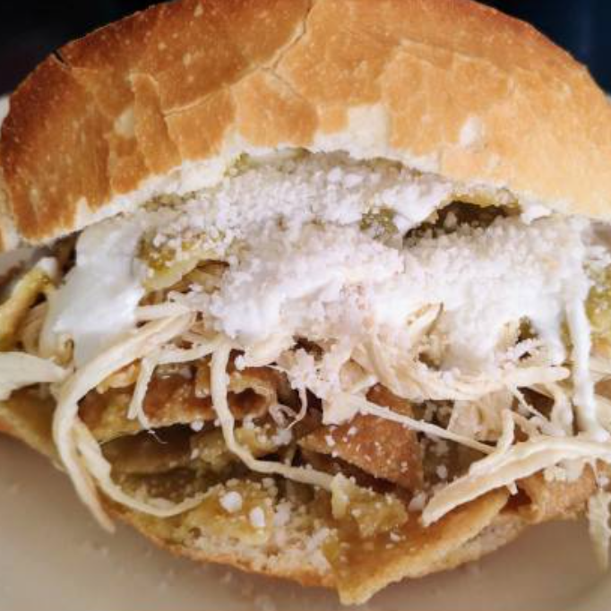 Torta de Chilaquiles con Bistec