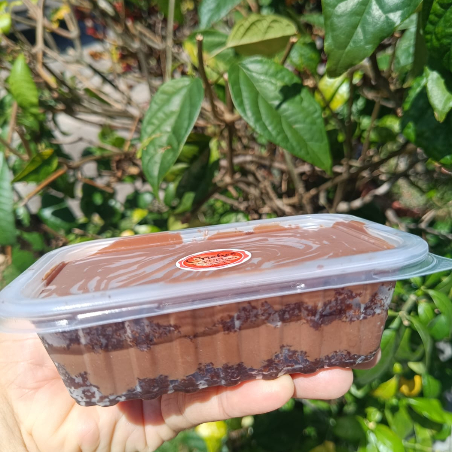 Super bolo no pote, camadas fofinhas de bolo e recheio cremoso, perfeito para saborear a qualquer hora!