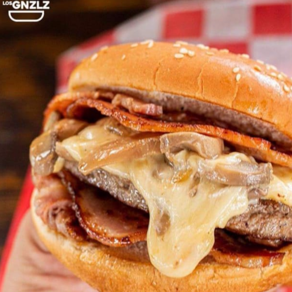 Burger Especial con papas y refresco.