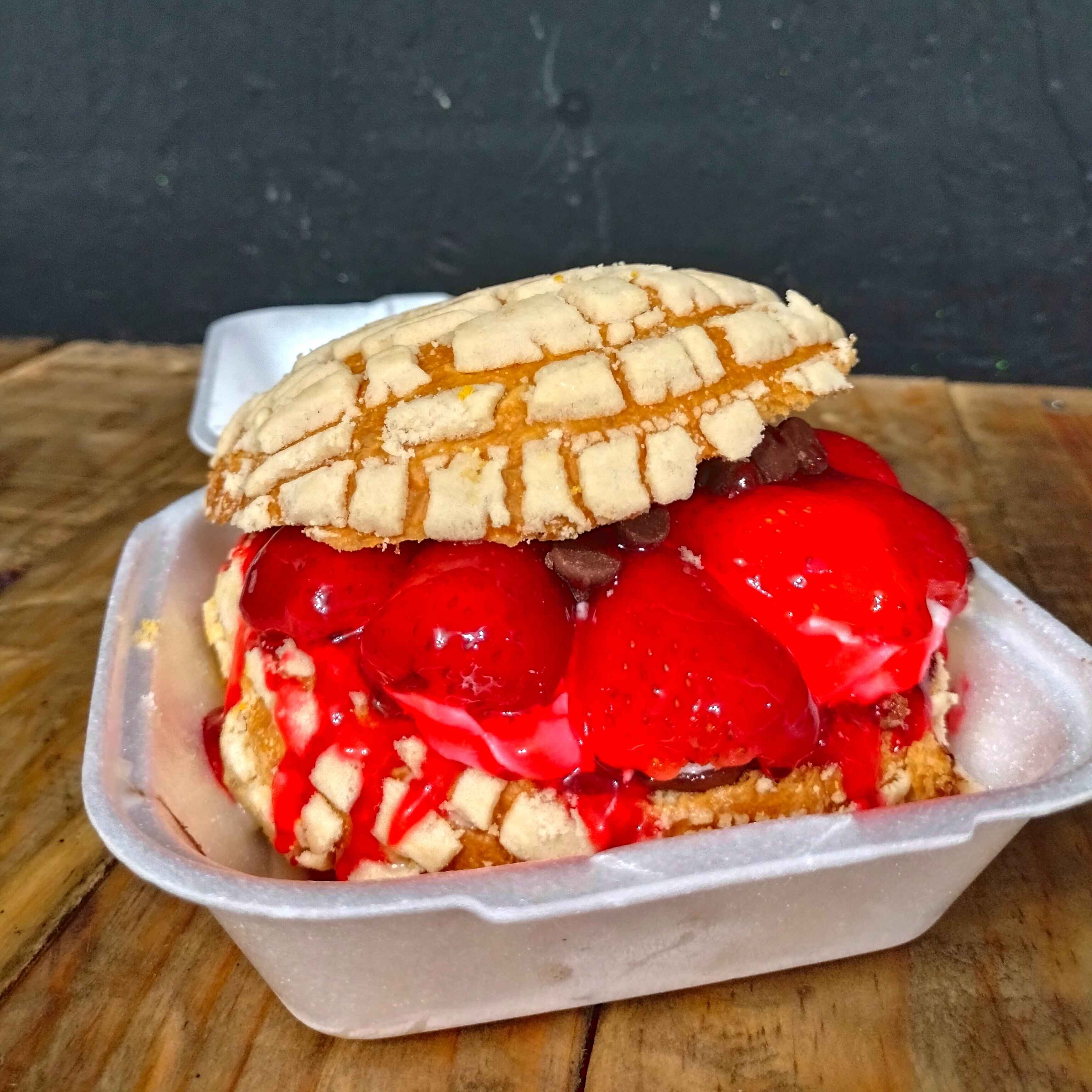 Concha Rellena de Fresa, Bañada en 3 Leches