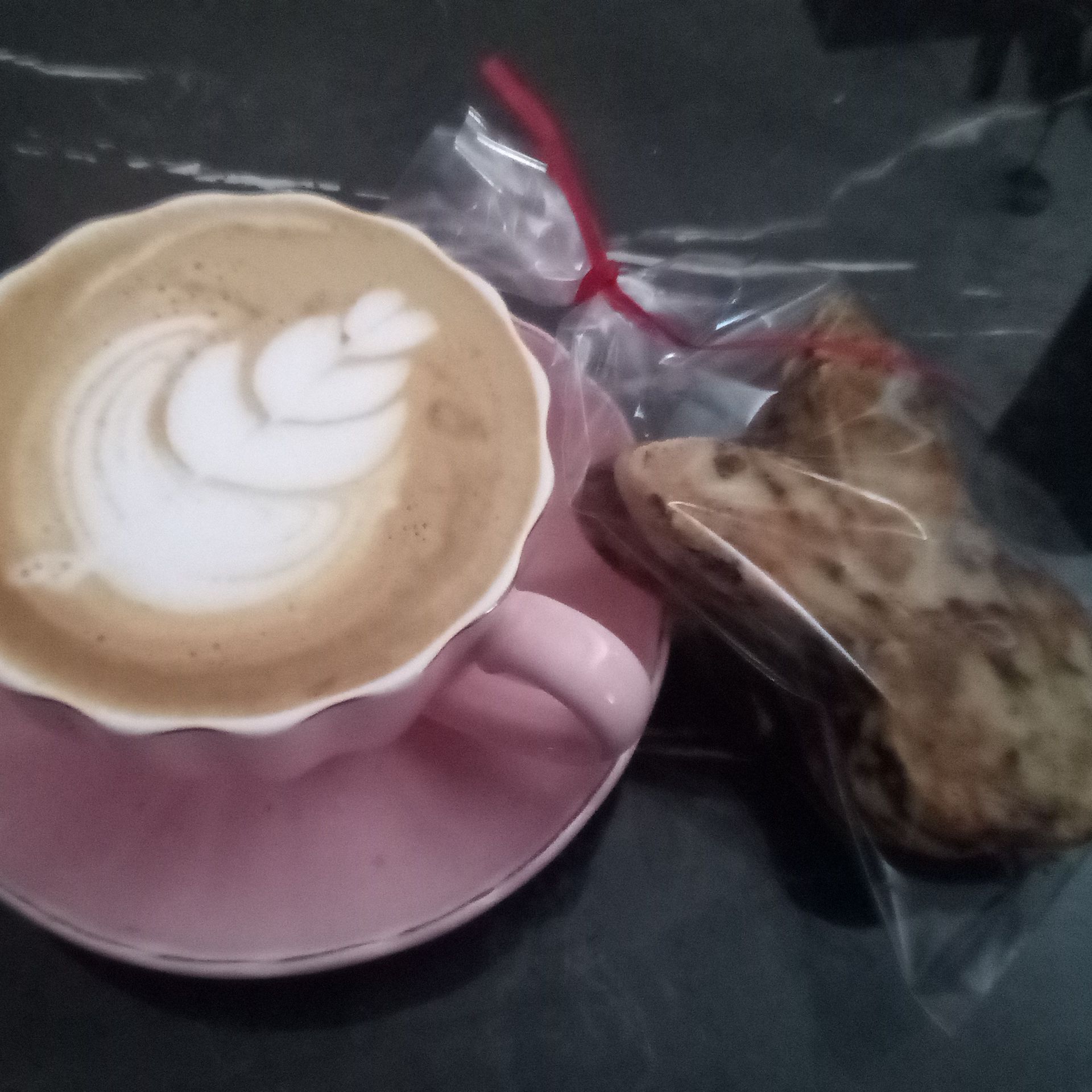 Latte 16 Oz y Galleta de chocolate 1 pza