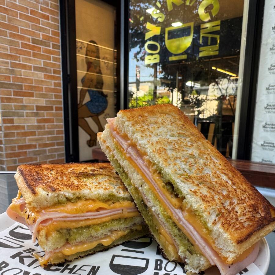 Reimaginamos o clássico misto quente com um toque especial do nosso pesto, queijo derretido e fatias finas de presunto. Tudo isso em um pão artesanal crocante, proporcionando uma combinação tradicional com um sabor surpreendente.