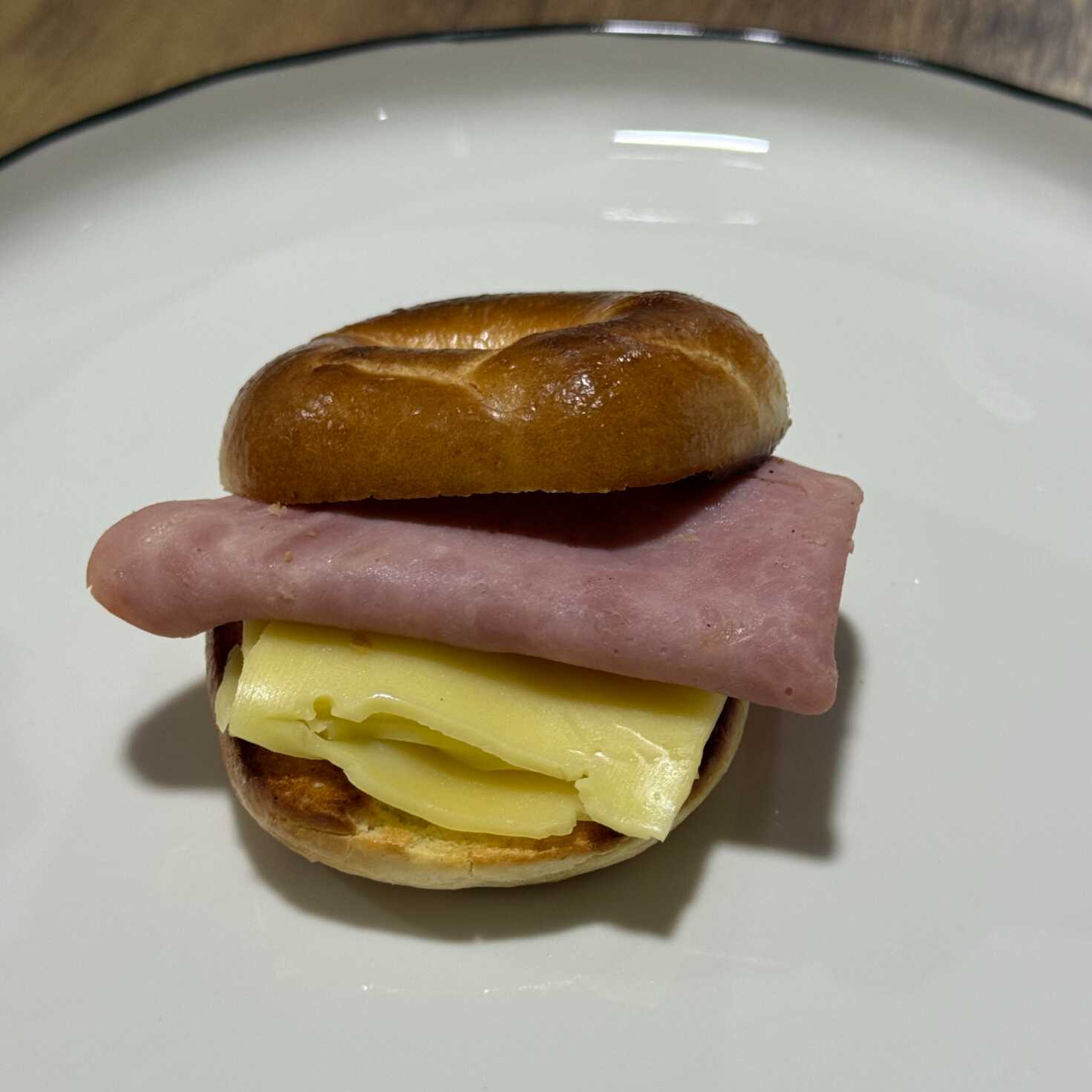 Mini Bagel con Jamon y Queso Manchego