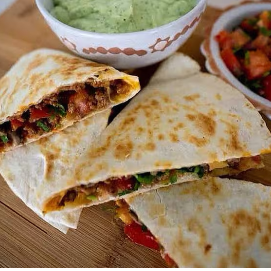 Carne Bouvina desfiada, chilli, pico de galo, salsa, bacon ,calabresa ,cheddar ,catupiry , mussarela.