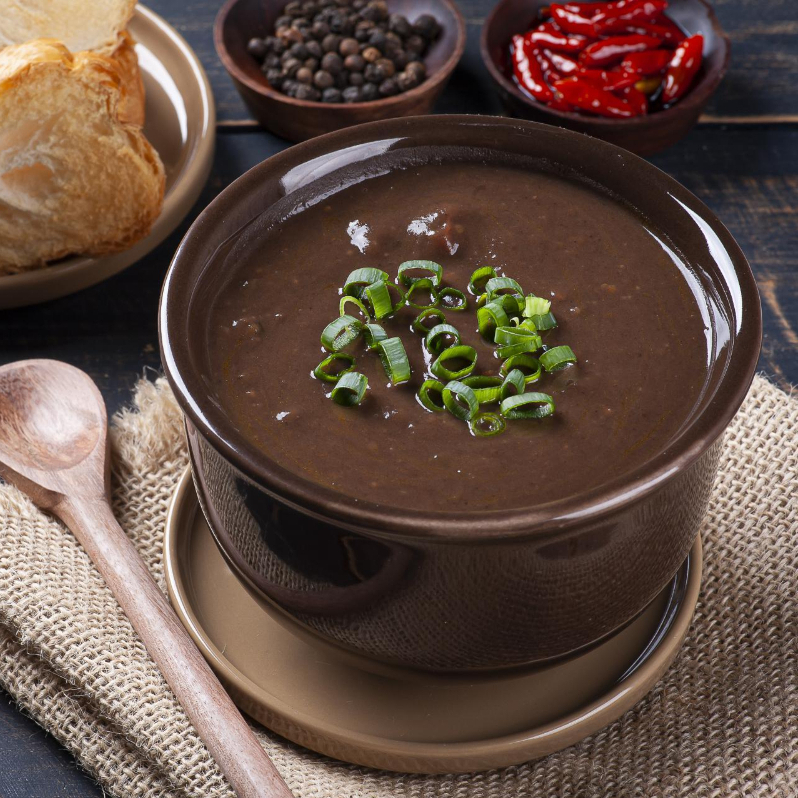 Um caldo de feijão cremoso e saboroso, com pedacinhos suculentos de bacon e calabresa! Quem perder vai se arrepender! Atenção #1: Nossas sopas são produzidas e porcionadas com todos seus ingredientes, no momento de seu cozimento, em caldeirões enormes. Logo, no caso do Caldo de Feijão, não é possível retirar o bacon, calabresa ou qualquer outro ingrediente. Acompanha torresmo e torrada crocante de brinde para completar a experiência. Perfeito para aquecer o corpo e o coração!