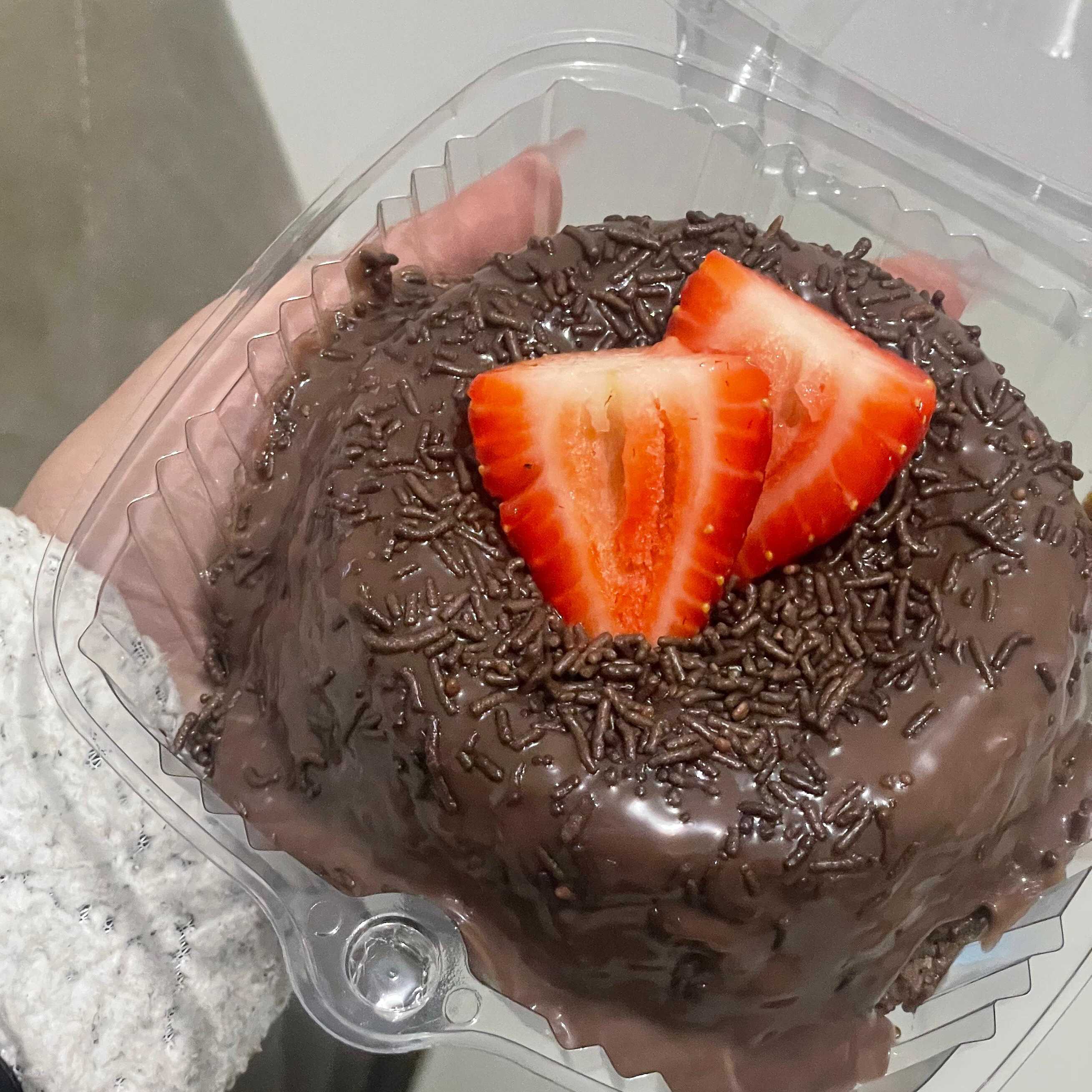 Massa de chocolate com cobertura de brigadeiro e morangos