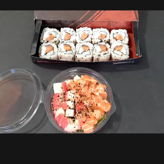 10 Uramaki Salmão + 1 Sunomono Salmão E Kani