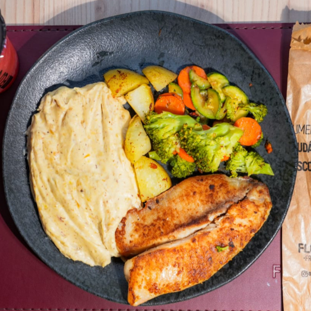 Tilápia grelhada, batata rústica, legumes grelhados e purê de banana com provolone