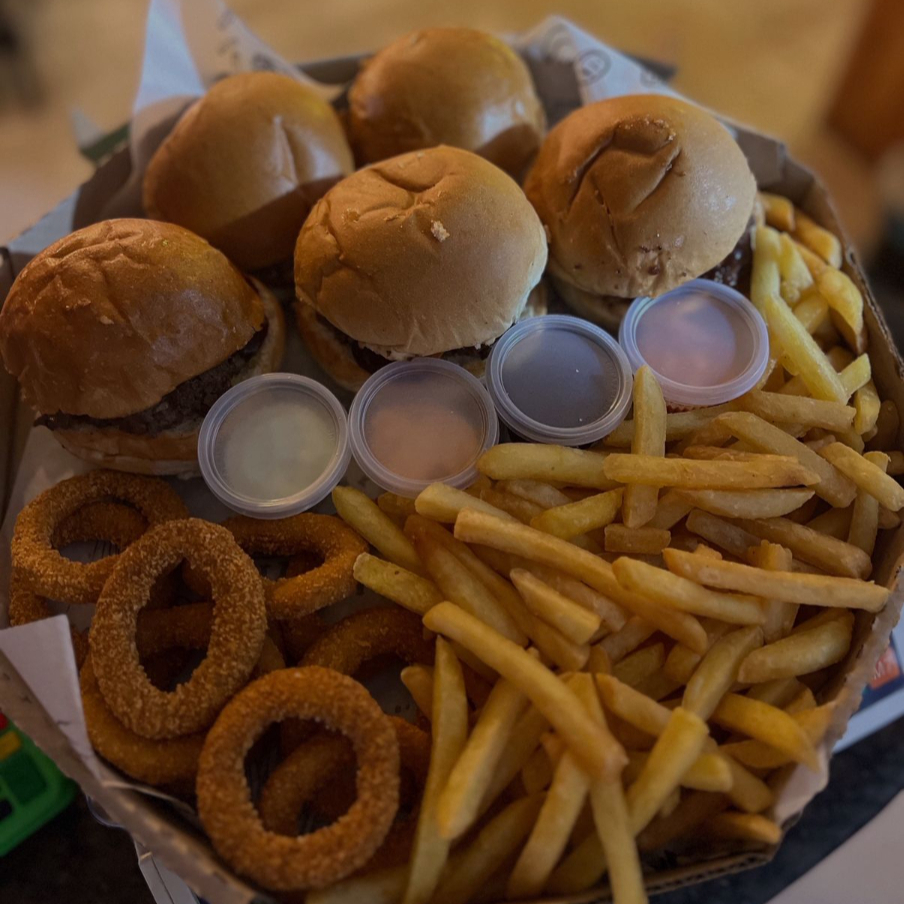 5 Like Little Top Inteiro ( Pão, Carne artesanal, queijo mussarela, molho verde, Creme cheddar e Bacon ) + 300 gramas de batata frita c/ sal + 10 anéis de Cebola + pote de molho barbecue + pote de molho verde + pote molho apimentado + pote de creme cheddar + 1 Pepsi Lt
