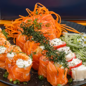 Combo 15 Peças Seiryu é a escolha ideal para quem deseja uma refeição mais robusta e cheia de sabor. Com 15 peças variadas, você tem a liberdade de escolher entre os seus sushis favoritos. Perfeito para compartilhar com amigos ou para quem busca saborear uma grande variedade de sabores autênticos da culinária japonesa. Imagem meramente ilustrativa.
