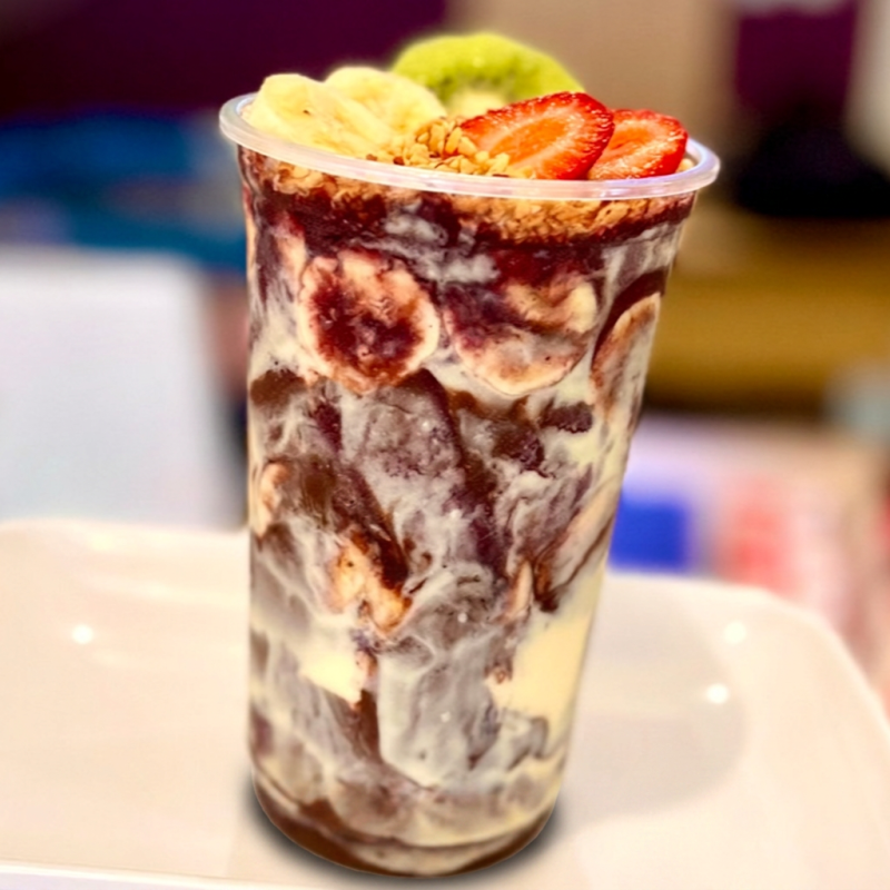 Experimente nosso copo de açaí cremoso e concetrado, livre de conservantes e sem xarope de guaraná! Delicie-se com camadas de sabor e personalize com até 4 adicionais grátis. Uma explosão de frescor e qualidade em cada colherada!