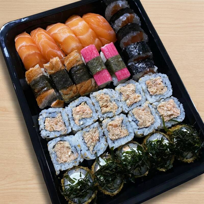 Acompanha: 1 sachê de shoyu e 1 sachê de tarê. Peças frescas todos os dias! As peças desse combo são: 5 niguiri salmão, 3 niguiri skin, 2 niguiri Kani, 5 hossomaki Filadélfia, 10 uramaki salmão grelhado e 5 hot com crispy couve.