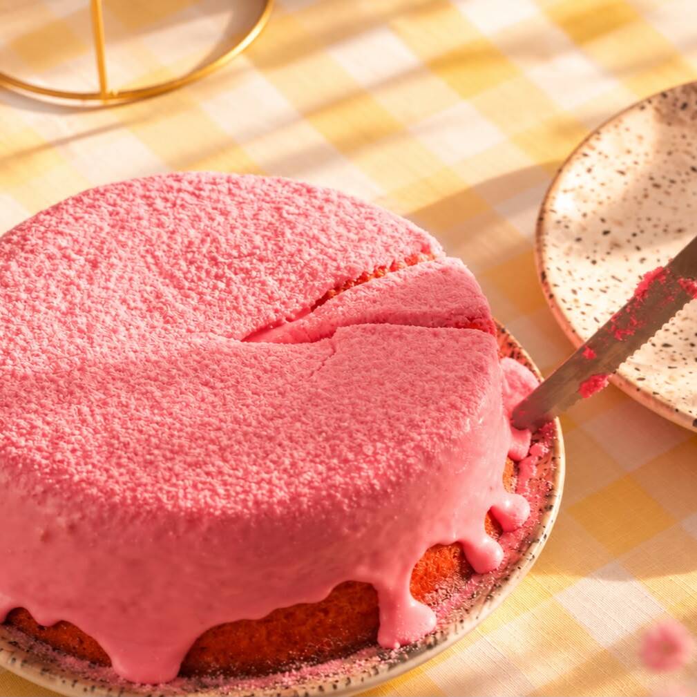 Nosso Ninho ganhou um toque rosa durante o mês de outubro. O sabor que você já conhece, agora em uma edição especial inspirada no Outubro Rosa, mês de conscientização sobre o câncer de mama e da importância de cuidar da própria saúde. Porque tem lembrete que pode vir acompanhado de bolo. Disponível somente durante o mês de outubro nas lojas Bolo da Isa. Se cuide. Incentive quem você ama a se cuidar também.