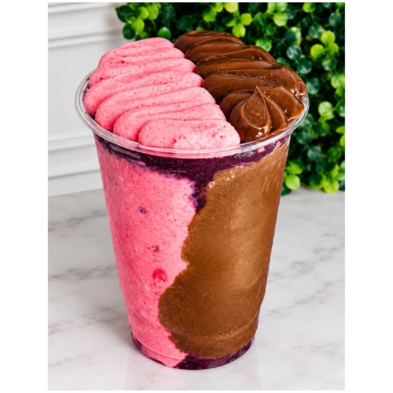 Açai Natural Trufado com Brigadeiro 50% cacau e Mousse de Morango Cremoso. Uma combinação perfeita e equilibrada.