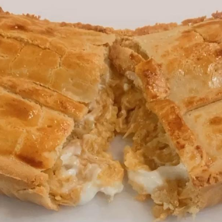 Empadão de frango com requeijão delicioso, perfeito para 2 pessoas, apresenta uma massa crocante e bem saborosa,feito com produtos caseiros e de qualidade!