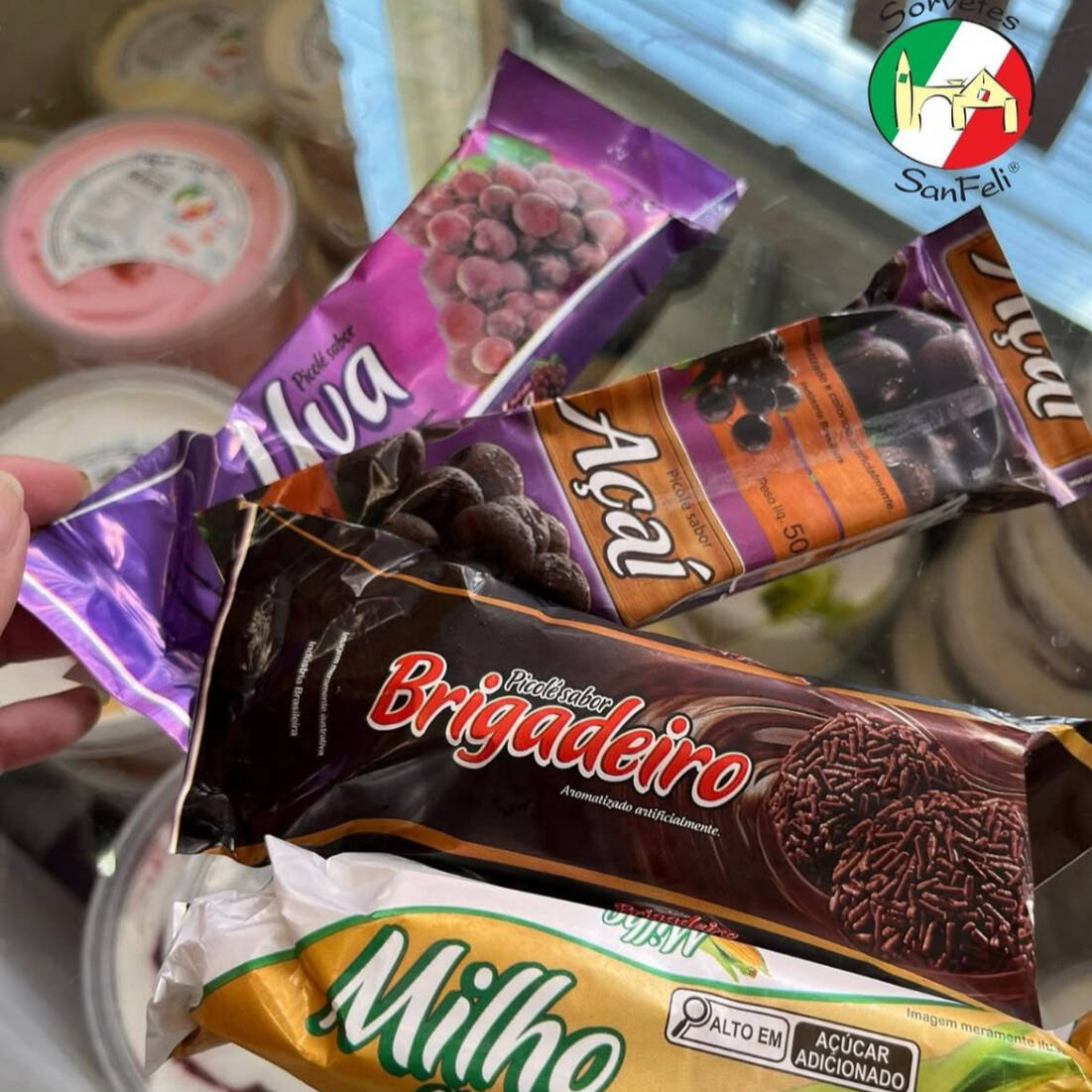 São 12 picolés cheios de granulado para você se deliciar.