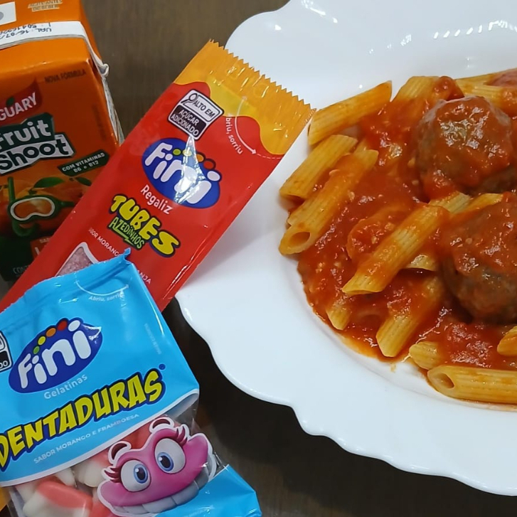 Prato infantil de Penne ao Molho Pomodoro com Polpetinis (3 unidades) + Suco de Caixinha (150ml) ou Coquinha (200ml) + Brinde (2 pacotinhos de Fini).