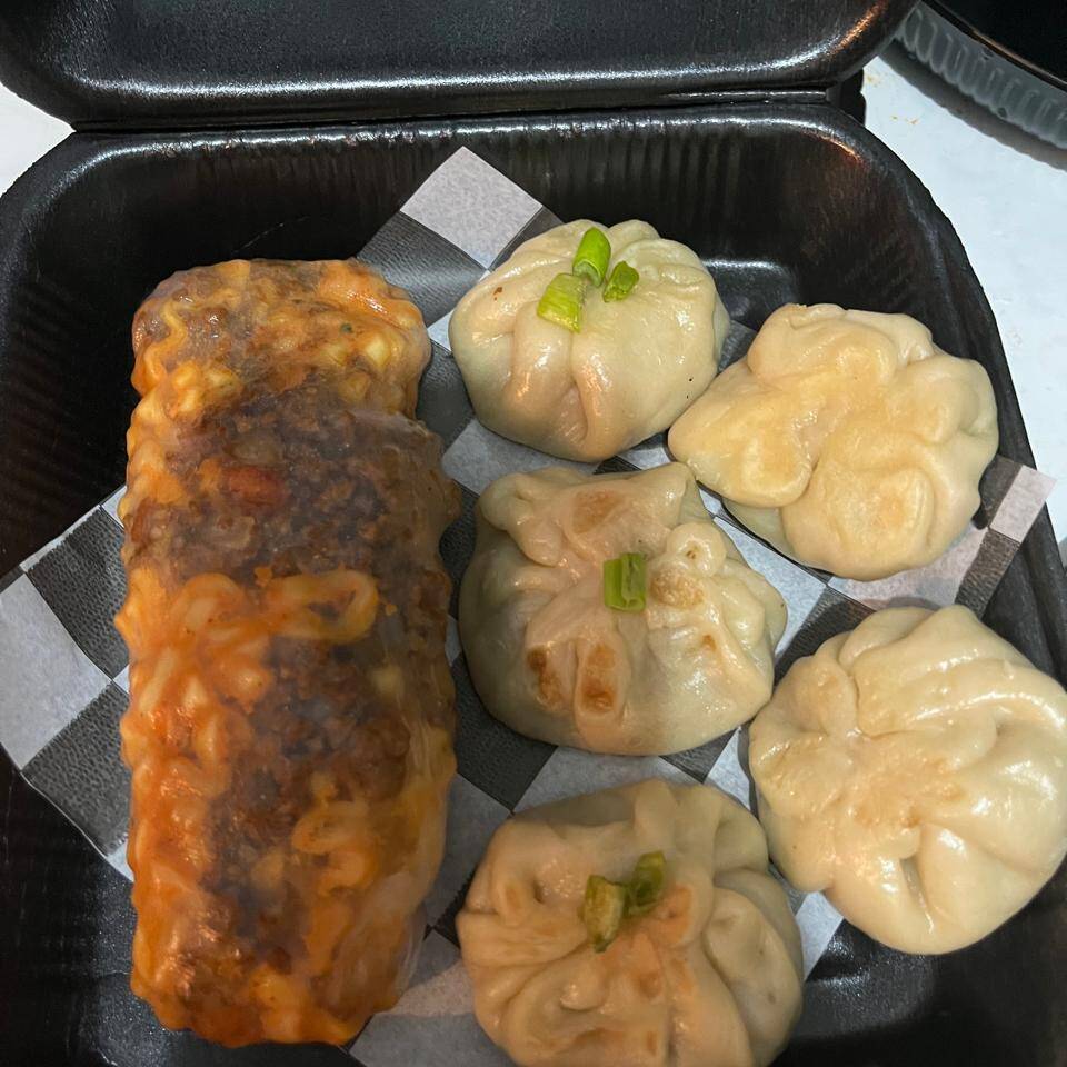 Burrito De ramen Con Carne y 7 Dumplings