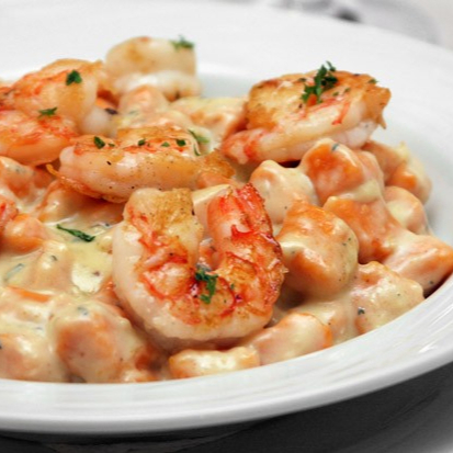 Massa de nhoque, mussarela, molho.