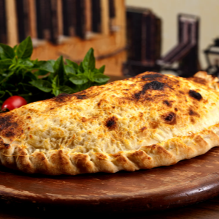 Salsicha, milho, mussarela e Catupiry.